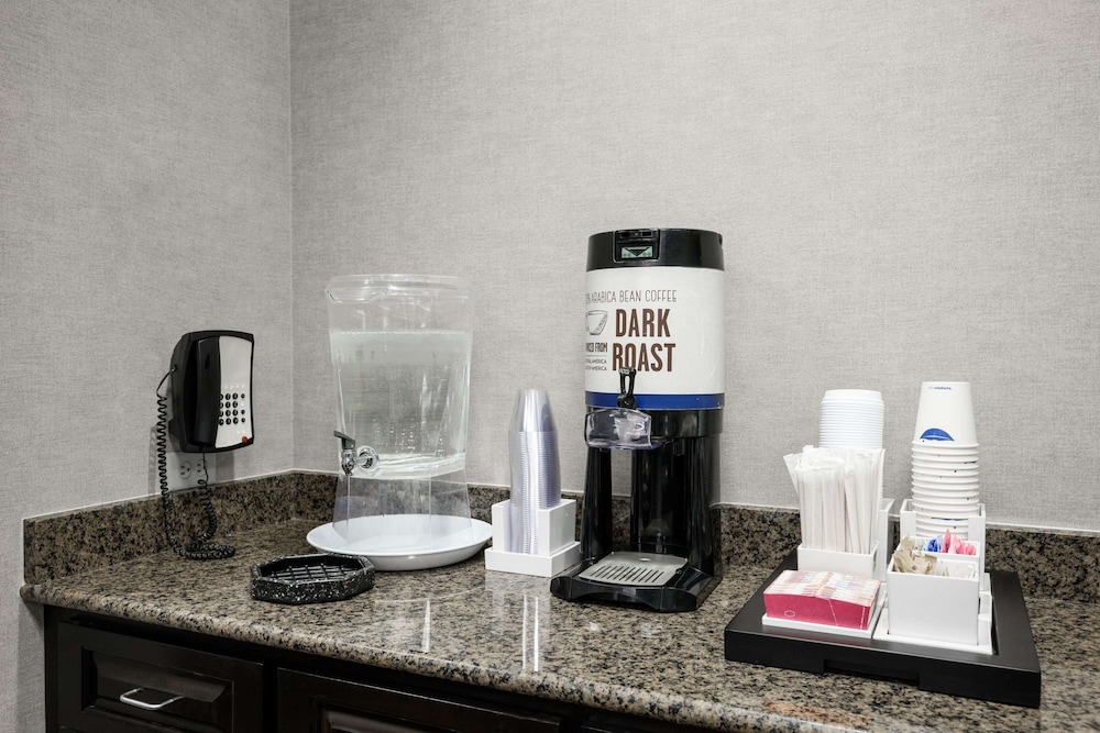 Hampton Inn Evansville Airport - photo 37