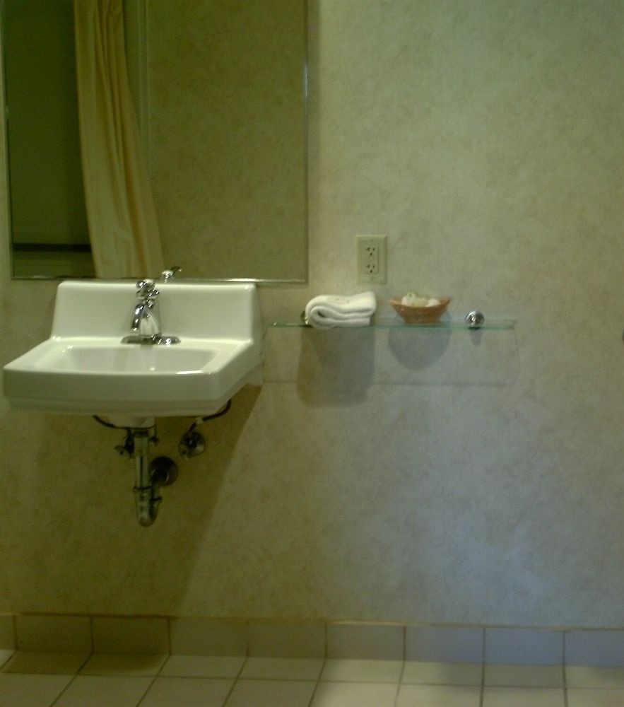 Campton Parkway Inn - photo 19