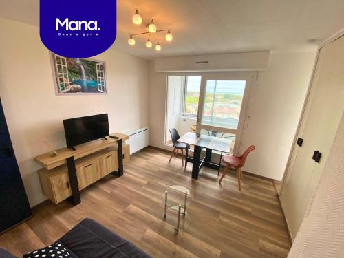 Soleil et Bateaux Superbe Port de Plaisance in Courseulles-Sur-Mer, France