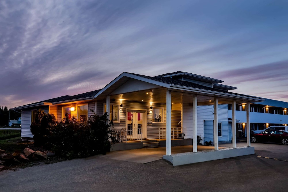 Super 8 by Wyndham Smoky Lake — hotel in Smoky Lake