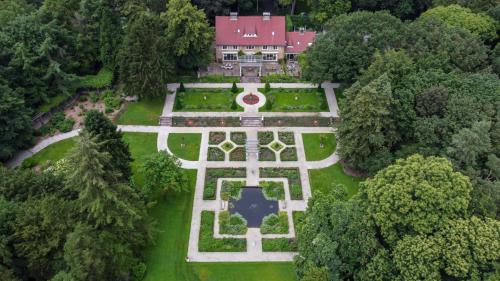 Amsterdamgarden stunning garden villa with pool close to Amsterdam — 4-Star Luxury Hotel in Laren, Netherlands