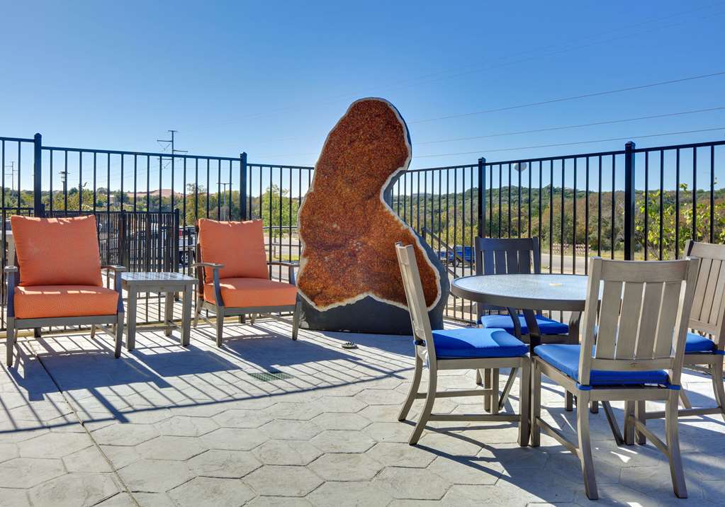 La Quinta Inn & Suites by Wyndham Lakeway - photo 25