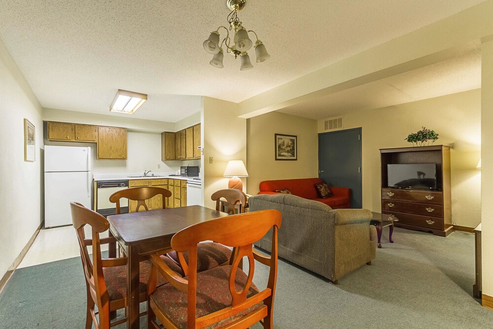Econo Lodge Inn & Suites Bentonville Rodgers - photo 7