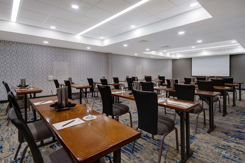 Embassy Suites by Hilton Detroit Metro Airport - photo 46