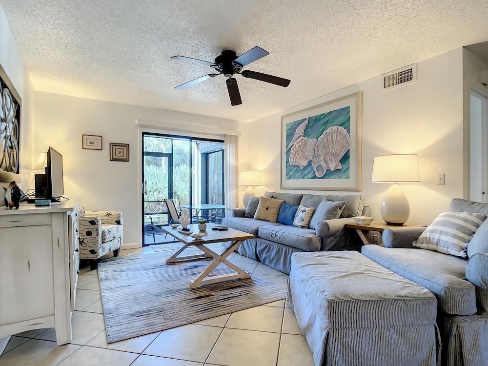 Lovely 1 bedroom 1 bath condo located within walking distance to car free beach. SC158 — 4-Star Luxury Hotel in Edgewater, United States