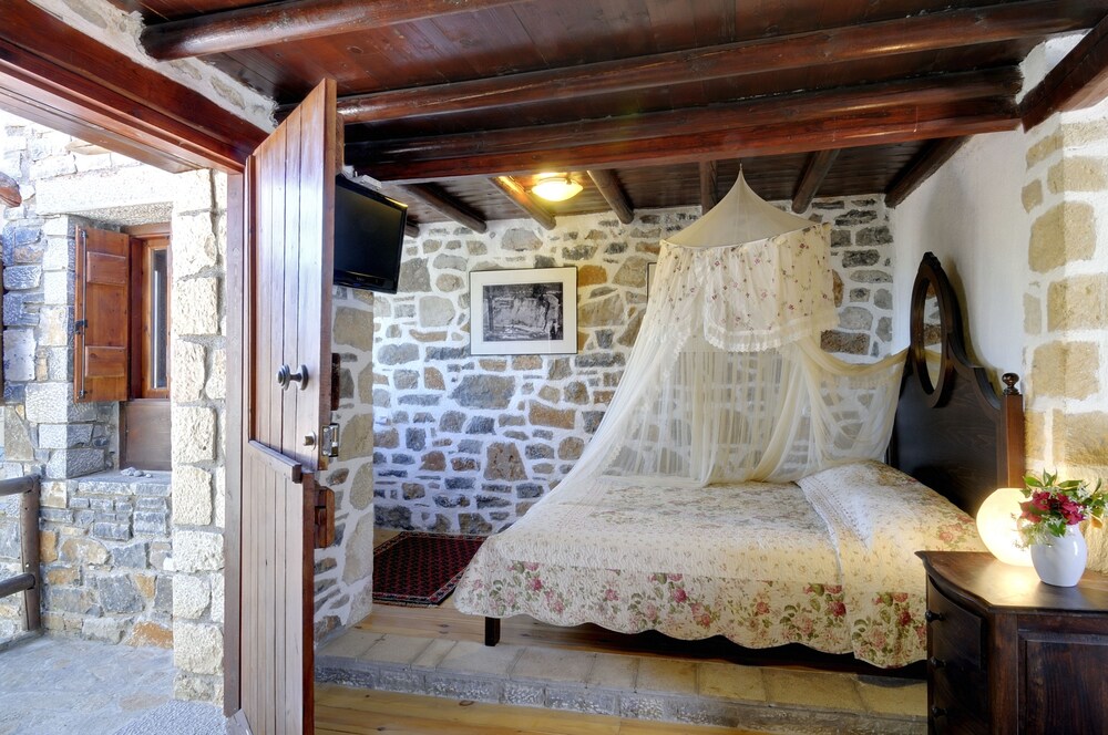Elounda Traditional Art Suites — 4-Star Luxury Hotel in Agios Nikolaos, Greece