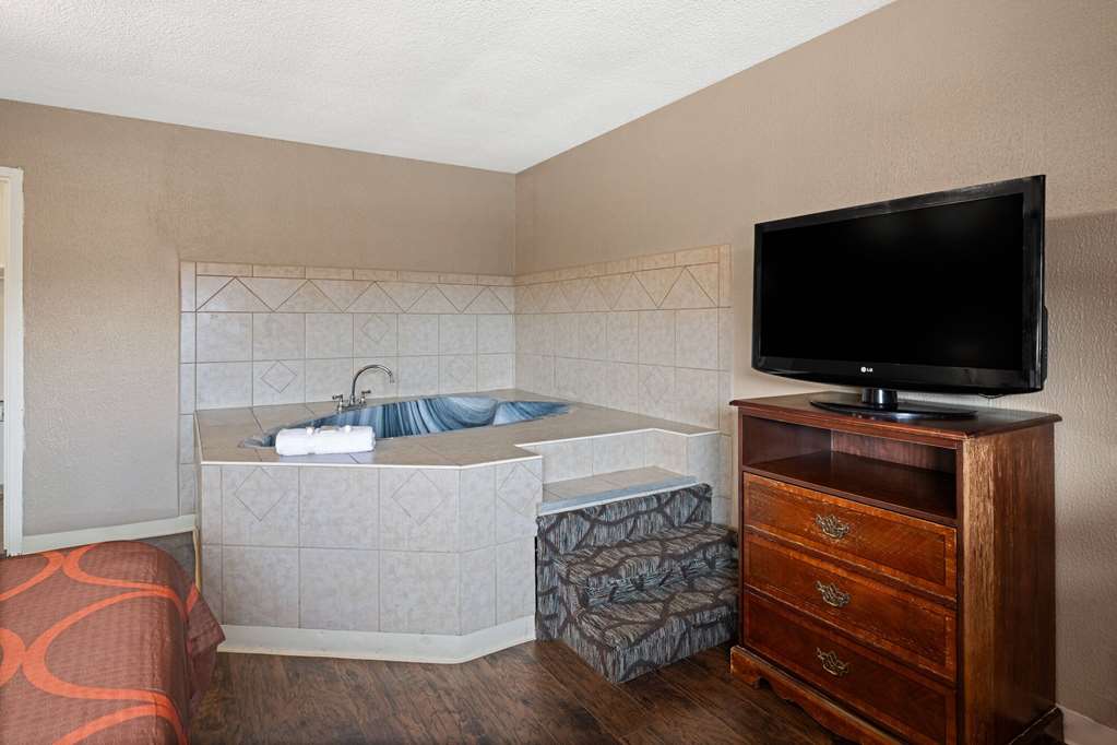 Super 8 by Wyndham Youngstown Girard - photo 24