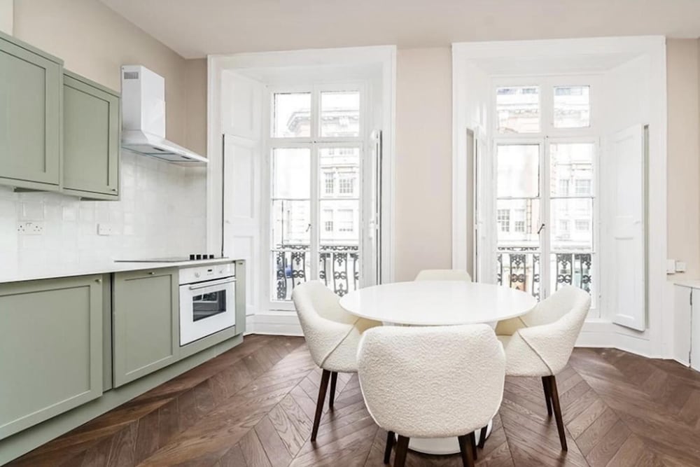 Stylish & Spacious 1 br Flat in Central Camden — 4-Star Luxury Hotel in London, United Kingdom