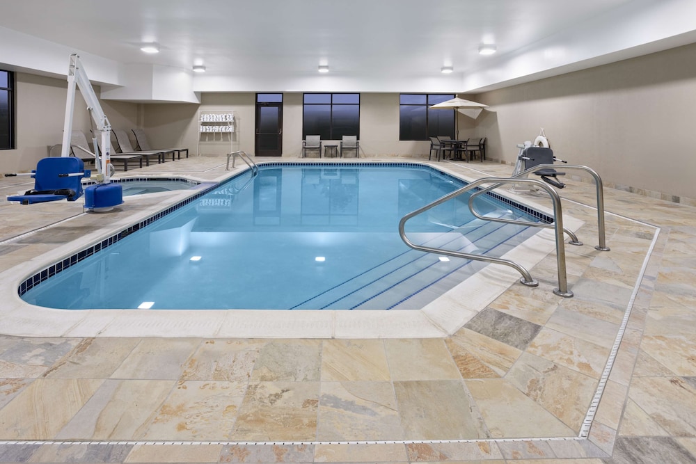 Hampton Inn Cleveland Airport Tiedeman Rd - photo 28