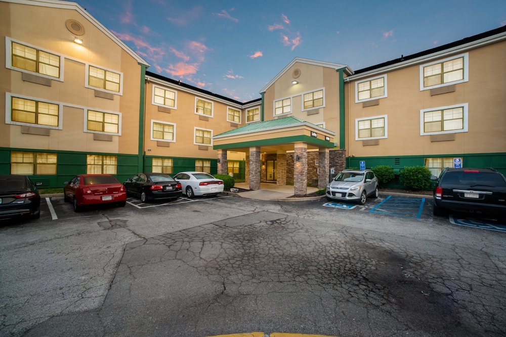 HomeTowne Studios by Red Roof St. Louis Airport N Lindbergh — hotel in Hazelwood