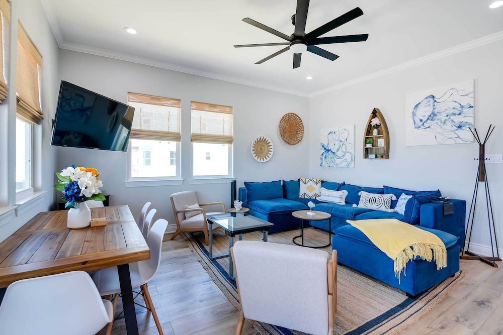 Deck and Ocean Views Beachfront Home in Freeport — 4-Star Luxury Hotel in Freeport, United States