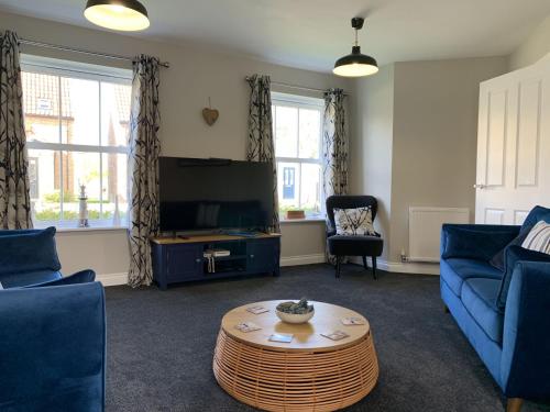 Mariners The Bay 2 bedrooms with ensuites parking nearby 1 medium or 2 small dogs welcome