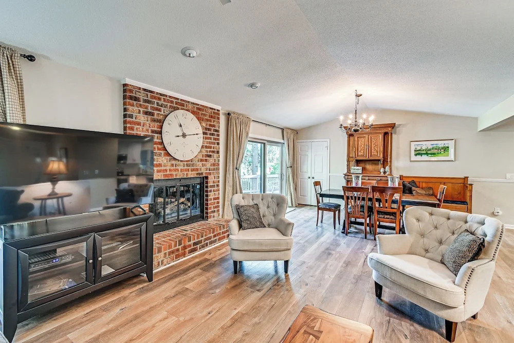 Charming Pinehurst Getaway w Golf Course View - carbon neutral hotel in Pinehurst