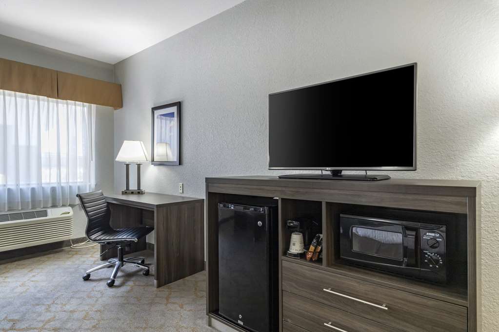Best Western Plus Victoria Inn & Suites - photo 18
