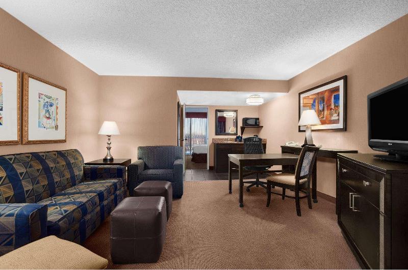 Embassy Suites by Hilton Kansas City Plaza - photo 39