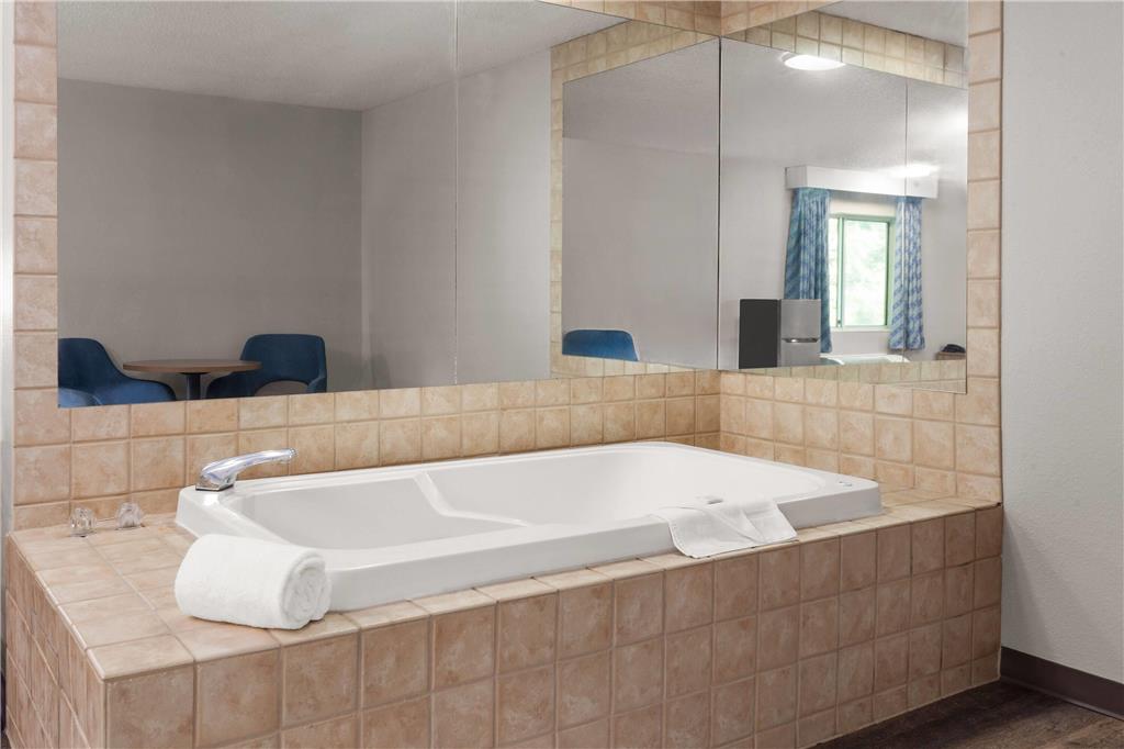 Days Inn & Suites by Wyndham Kaukauna WI - photo 20