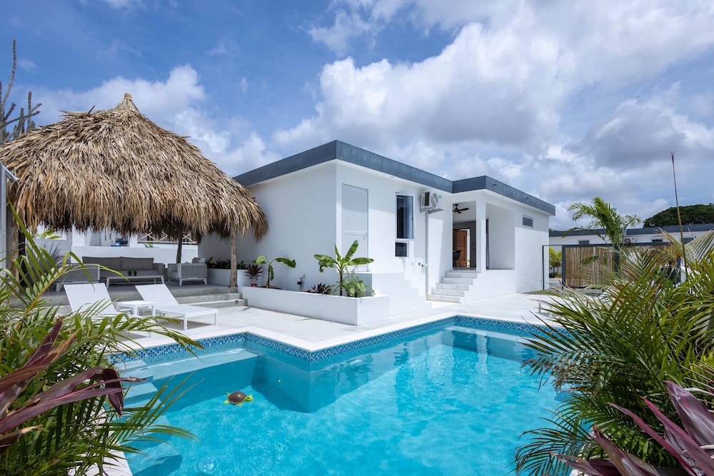NEW Tropical Getaway With BBQ Pool - last minute hotel in Willemstad