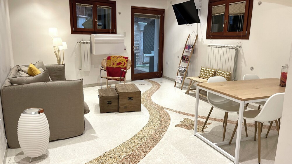 Ca' dell'Ombra Felice canal view — 4-Star Luxury Hotel in Venice, Italy