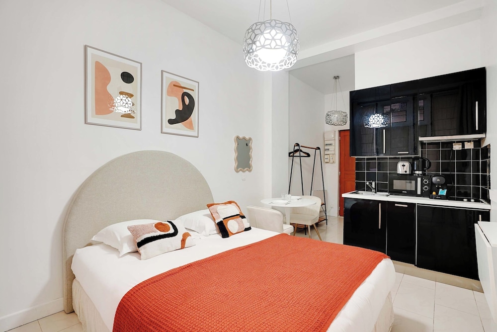 Charming Studio 2P Canal Saint martin republiq — 4-Star Luxury Hotel in Paris, France