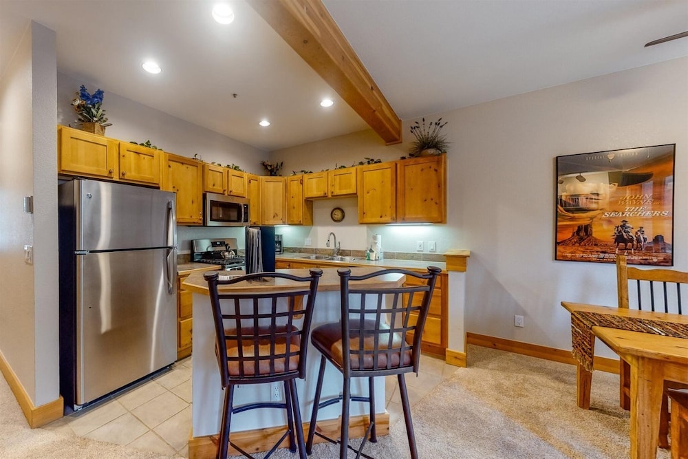 Charming Condo Nestled in the East Keystone Resort Neighborhood Shuttle to Ski Slopes Outdoor Pool and Hot Tub - photo 21