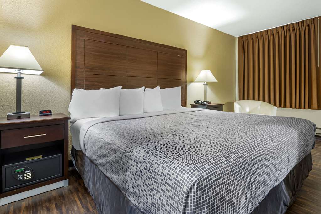 Econo Lodge La Crosse North - photo 32