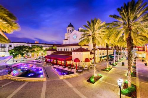 2BR Comfortable Downtown House Near Beach and More — 4-Star Luxury Hotel in West Palm Beach, United States