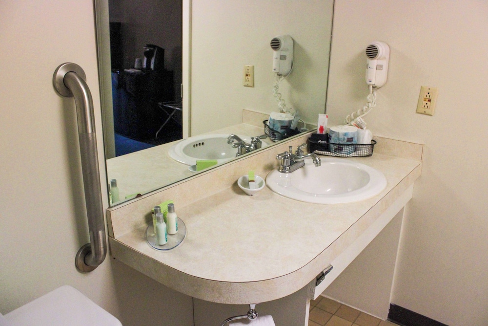 Fireside Inn & Suites Gilford - photo 43