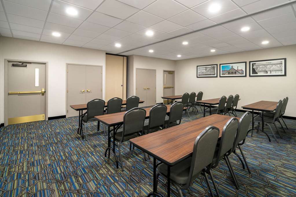 La Quinta Inn & Suites by Wyndham Latham Albany Airport - photo 28