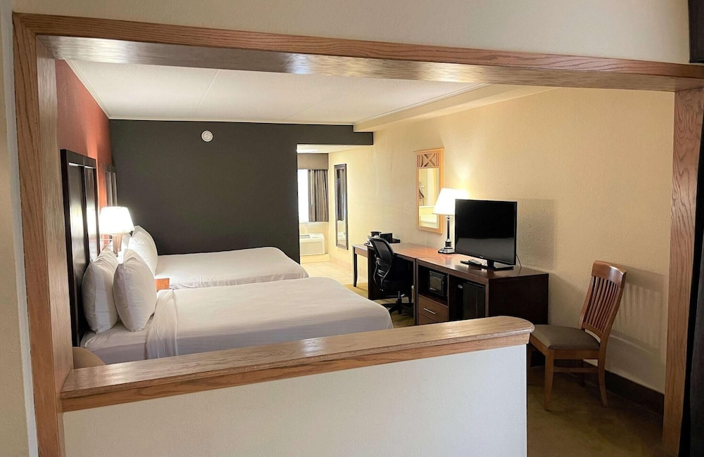 Crossroads Hotel and Event Center - photo 3