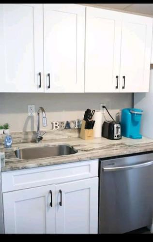 Beach Getaway half mile from the beach with fenced yard — 4-Star Luxury Hotel in Naples, United States