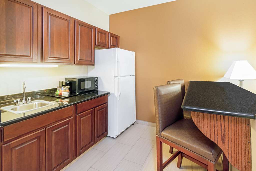 La Quinta Inn & Suites by Wyndham Midwest City Tinker AFB - photo 21