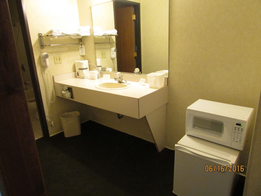 Great Lakes Inn - photo 8