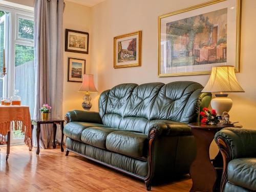 Sherlock's Moray House Idea long stay for contractors & family Two bedroom mid terrace 3 beds 2 sofa beds Sleep 5 Working facility Free WiFi TV & private parking Enclose rear garden dog friendly Sainsbury's & takeaway pubs in walking distance — 4-Star Luxury Hotel in Swadlincote, United Kingdom