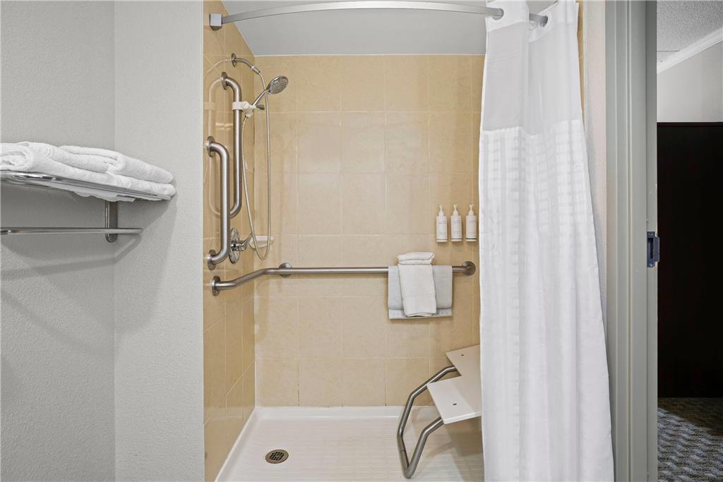 Days Inn by Wyndham Utica - photo 25