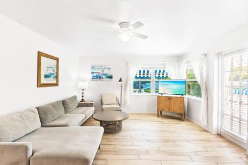 Heated Pool Dock on Lagoon Turtle Beach 1 mile and Crescent Beach 2 miles 1bdr in Siesta Key, United States