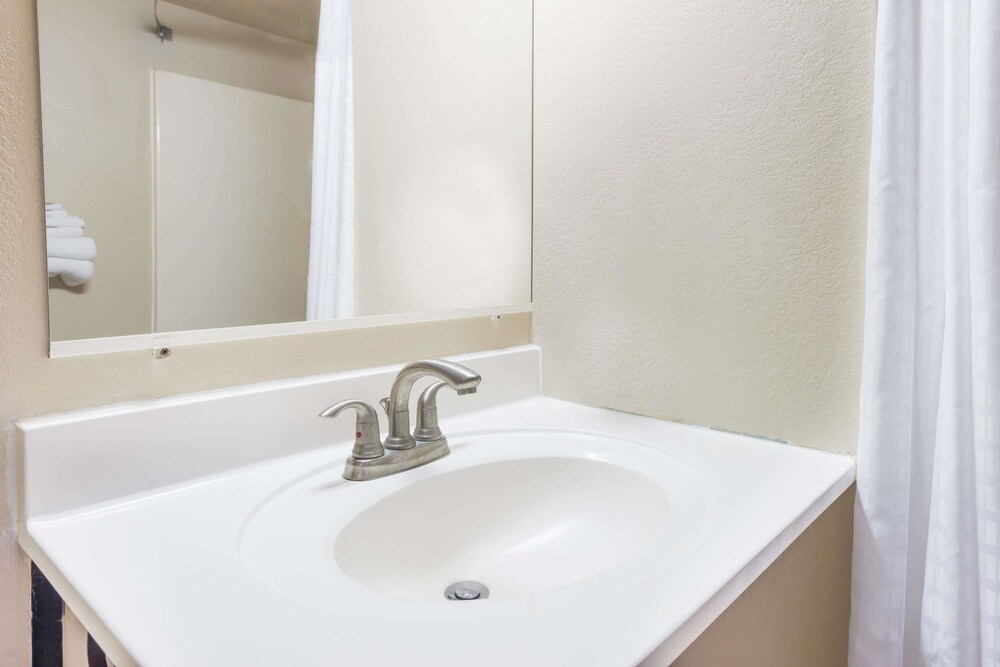 Super 8 by Wyndham Bridgeton Arpt St Louis Area - photo 14