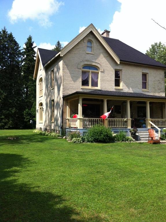 Wild Swan Bed & Breakfast Inn — 5-Star Luxury Hotel in Huntsville, Canada