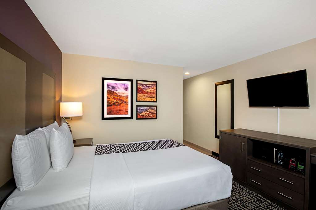 La Quinta Inn & Suites by Wyndham Las Vegas Nellis - photo 8