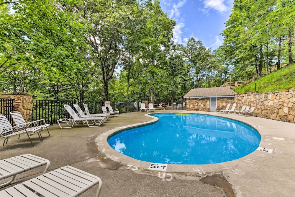 Cobbly Nob Resort Cabin: Hot Tub Pool & Views - photo 24