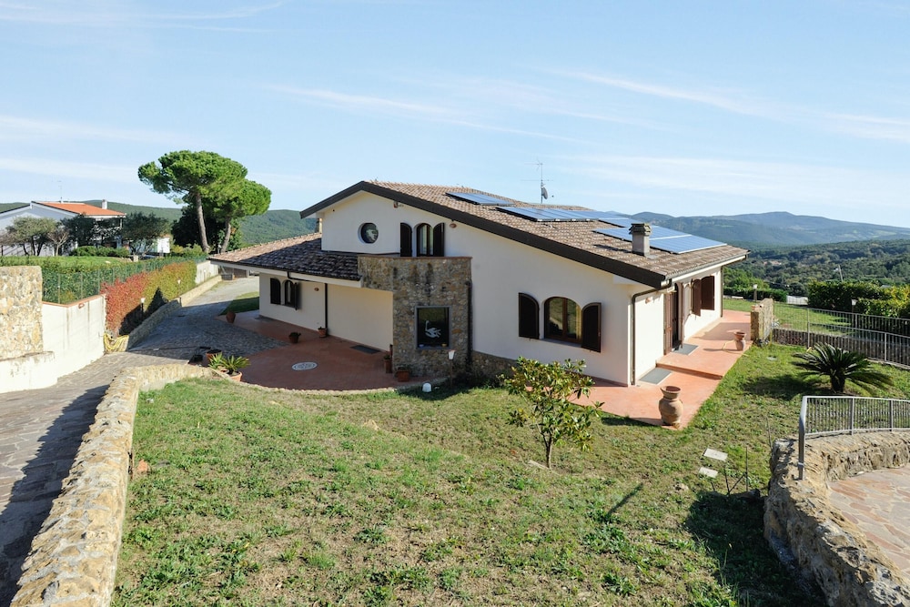 Contemporary Villa in Castellaccio with Private Pool — 4-Star Luxury Hotel in Livorno, Italy