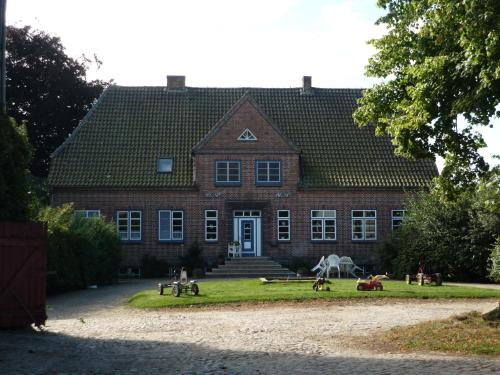 Hof Loestrup Ferienwohnungen inmitten der wunderschönen Landschaft Angeln — hotel in Sorup