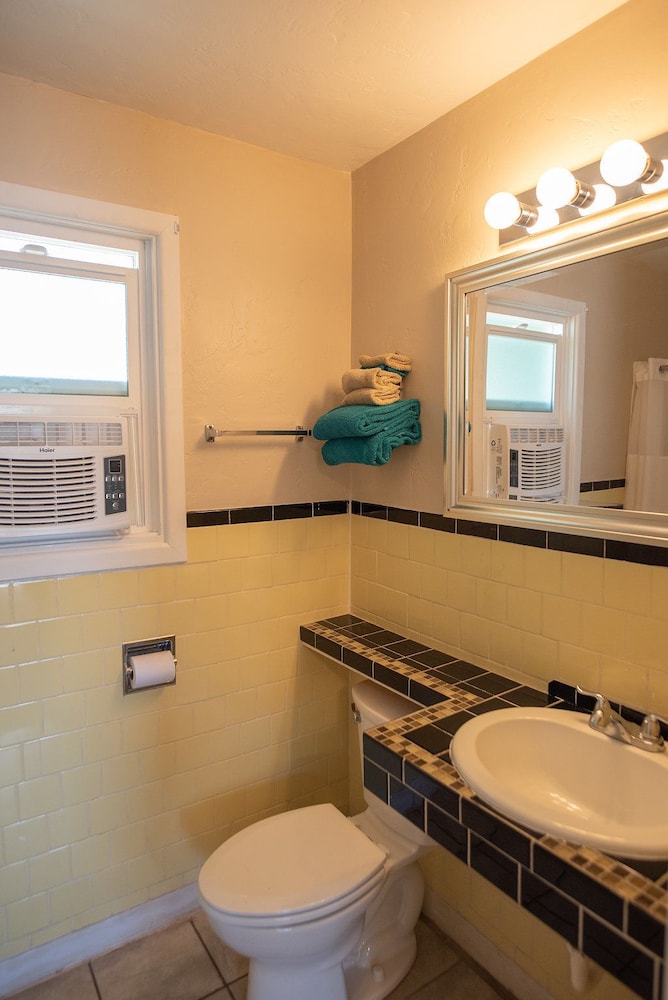 Circle R Motel - photo 25