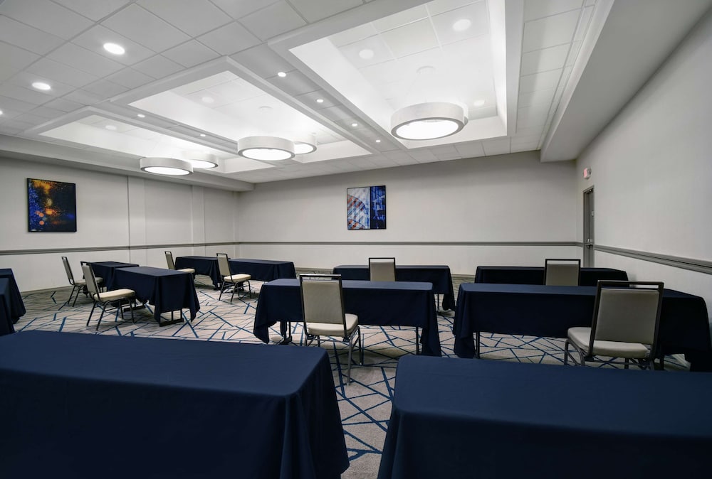Embassy Suites by Hilton Detroit Livonia Novi - photo 34