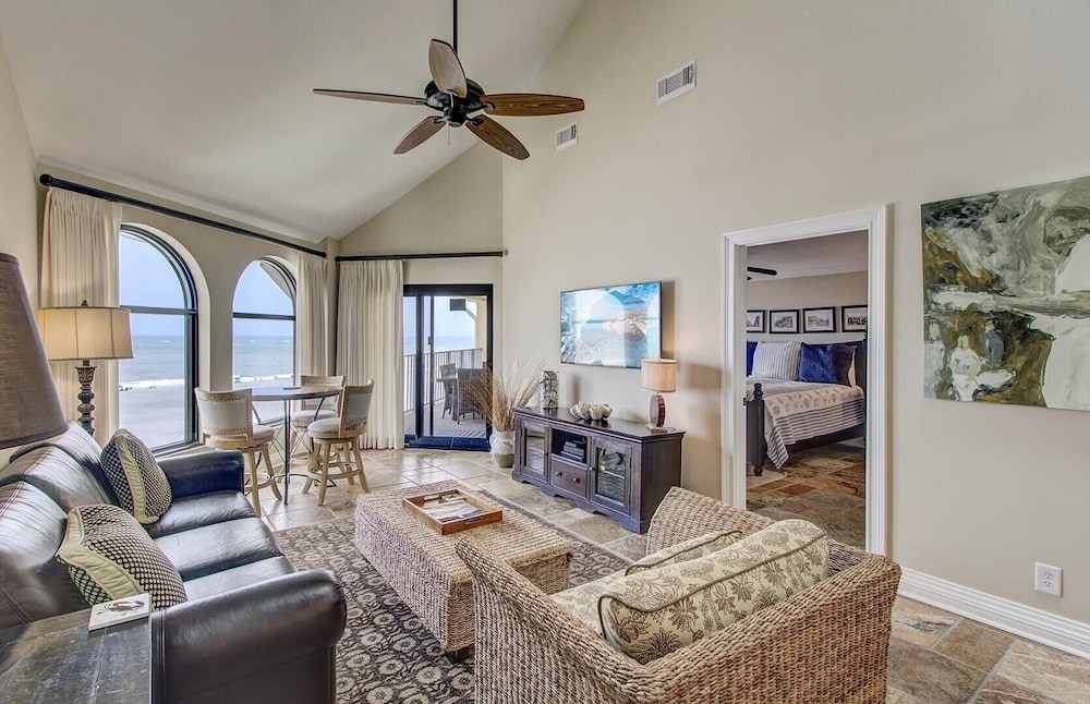 519 Seascape by Avantstay Shared Pool Views Incredible Interior Design — 4-Star Luxury Hotel in Isle Of Palms, United States