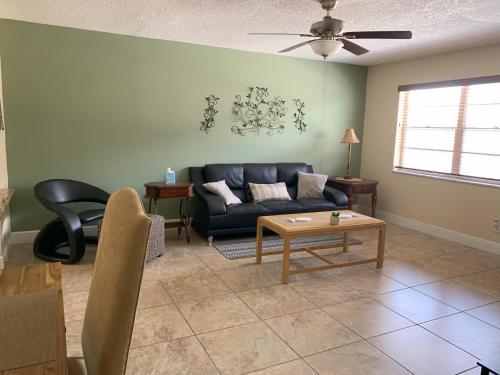 Tranquil Waterfront 2bd1ba Apt in North Palm Beach — 4-Star Luxury Hotel in North Palm Beach, United States