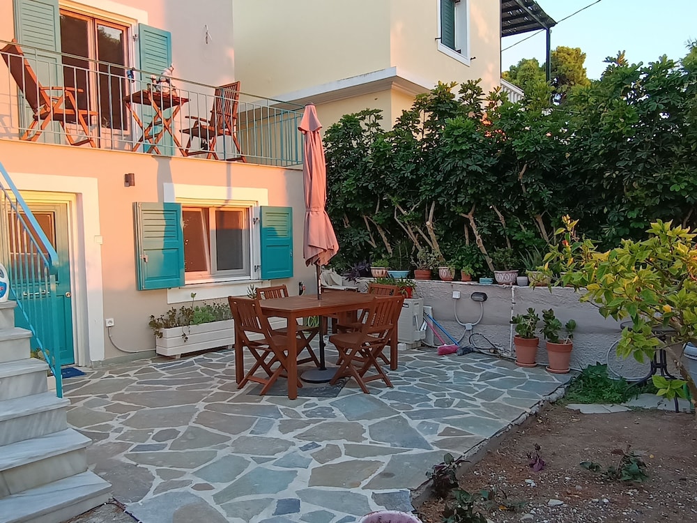 Thor & Freyja's of Poseidonia Syros Holiday House — 4-Star Luxury Hotel in Ano Syros, Greece