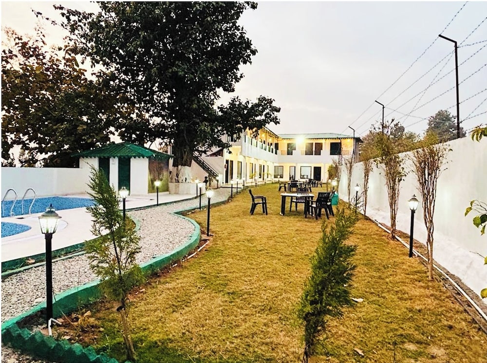 Hotel Jungle Castle Resort Corbett — Ramnagar