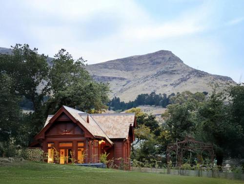Casterton Cottage paradise garden with spa — 4-Star Luxury Hotel in Christchurch, New Zealand