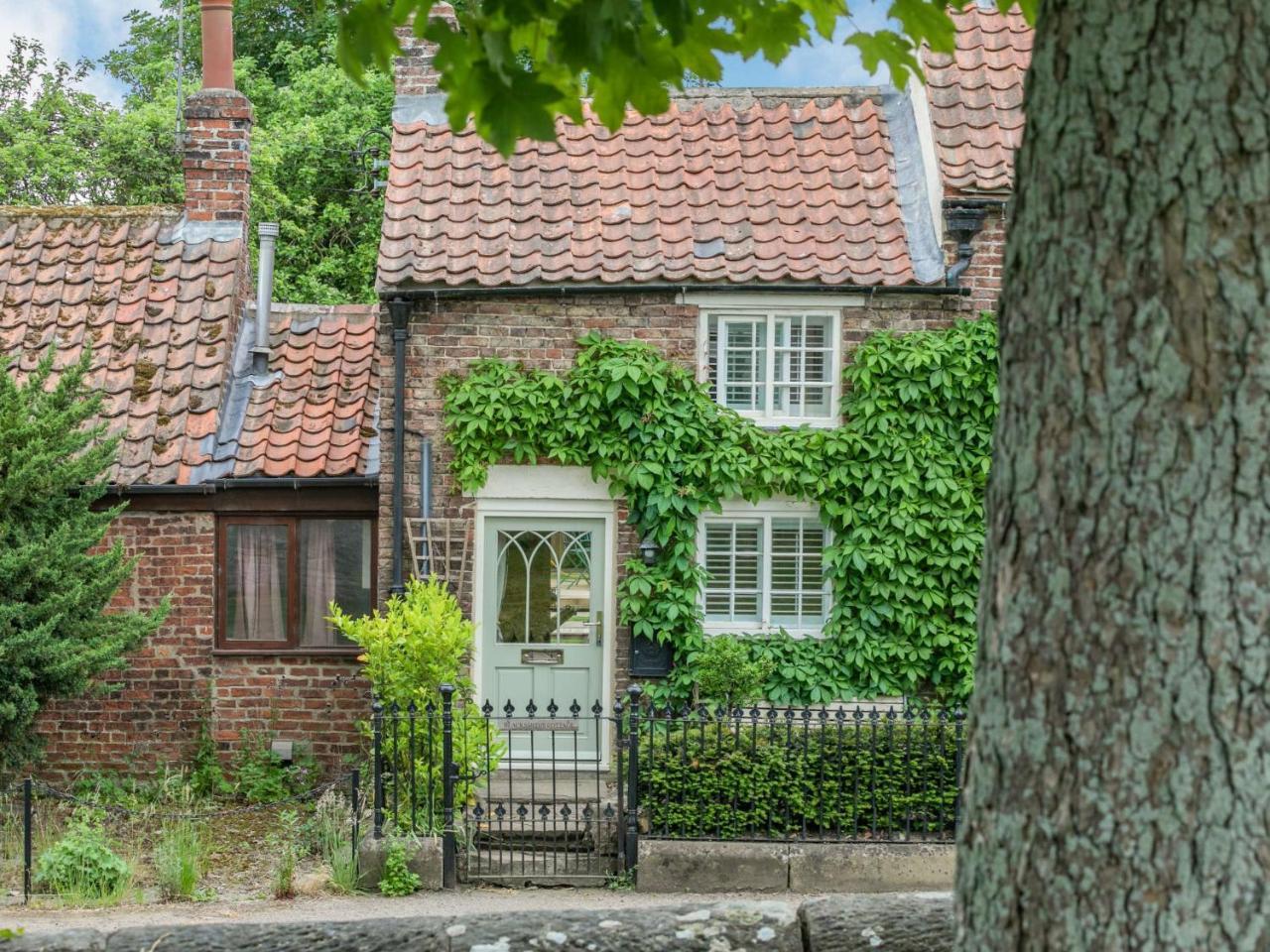 1 Bed in Sinnington 79105 - last minute hotel in York