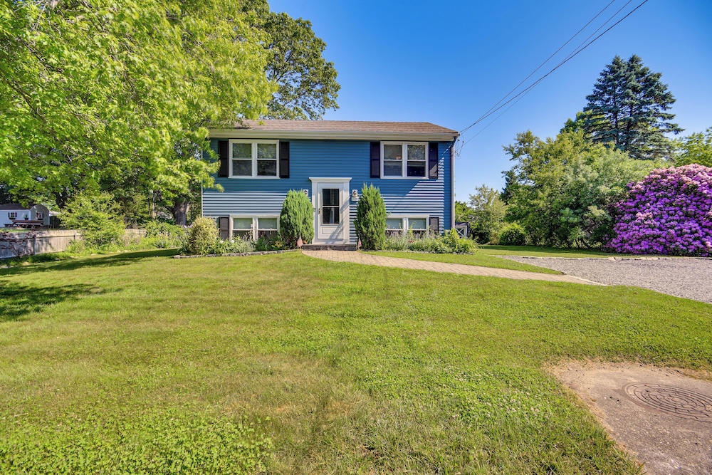 Bright Narragansett Beach Escape w Deck & Yard — hotel in Narragansett